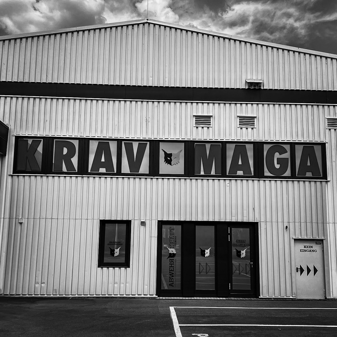 Krav Maga Schriftzug in der Halle
