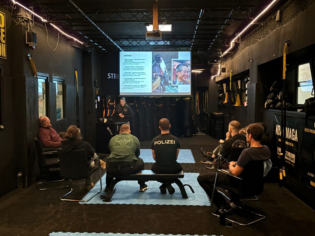 Theorie-Briefing für Einsatzkräfte im Schulungsraum der Streetwise Academy Berlin