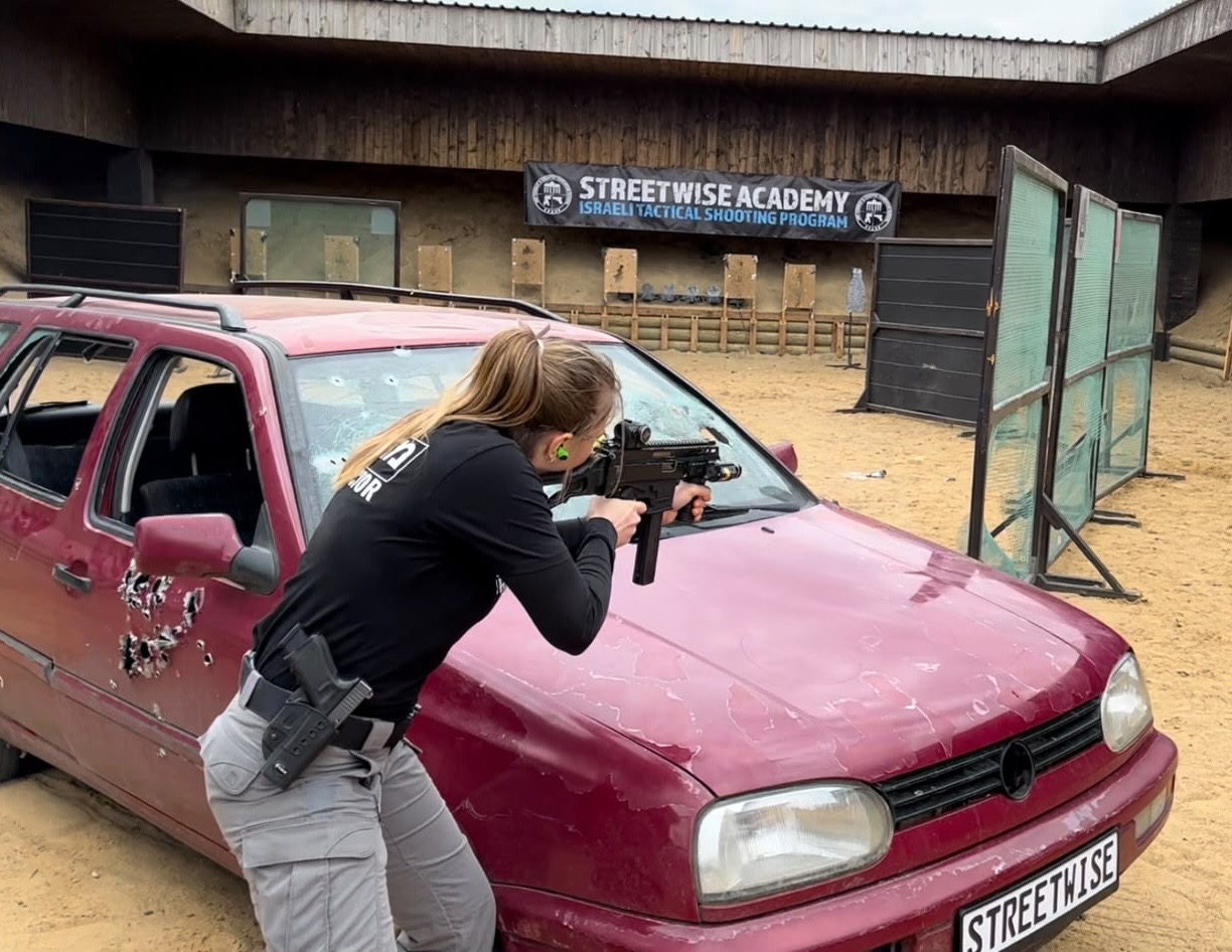 Mit der CZ Scorpion am Fahrzeug